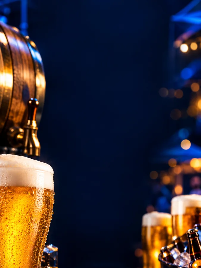 Barril de chopp com torneira e copo de chopp gelado com espuma cremosa
